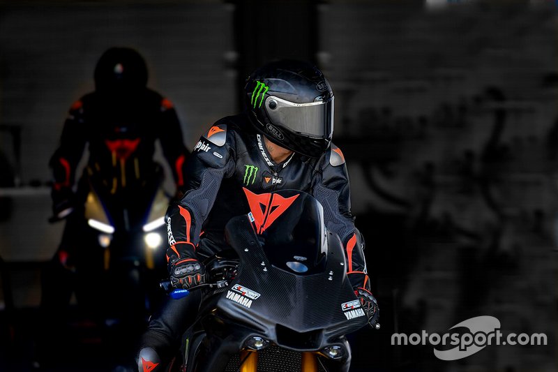 Lewis Hamilton prova la Yamaha Superbike