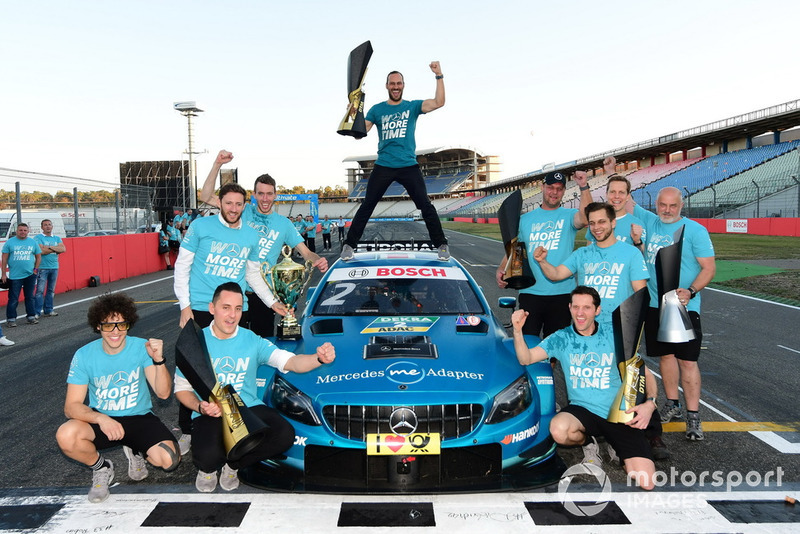 Gary Paffett, Mercedes-AMG Team HWA celebrate with the team