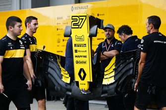 Les mécaniciens Renault avec un aileron avant de la monoplace de Nico Hulkenberg, Renault Sport F1 Team R.S. 18