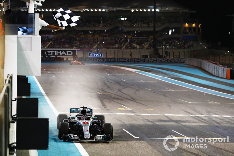 Lewis Hamilton, Mercedes AMG F1 W09 EQ Power+, passe sous le drapeau à damier devant Sebastian Vettel, Ferrari SF71H
