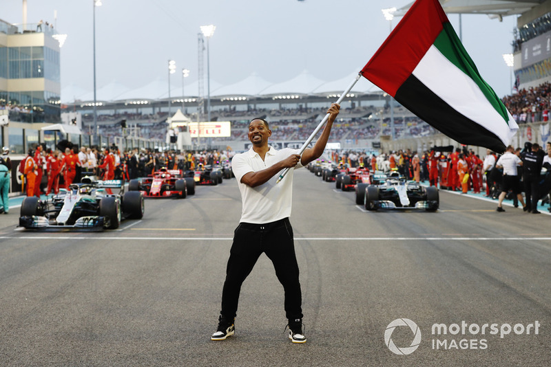 Will Smith mengibarkan bendera Uni Emirat Arab jelang start