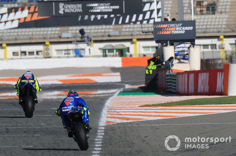 Валентино Россі, Yamaha Factory Racing, Алекс Рінс, Team Suzuki MotoGP