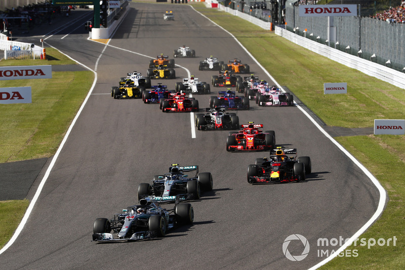 Partenza, Lewis Hamilton, Mercedes AMG F1 W09, precede Valtteri Bottas, Mercedes AMG F1 W09 e Max Verstappen, Red Bull Racing RB14