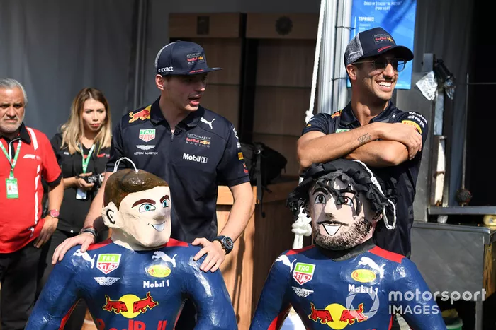 Max Verstappen, Red Bull Racing y Daniel Ricciardo, Red Bull Racing le pegan a su piñata