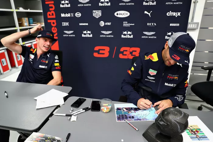 Max Verstappen, Red Bull Racing, y Daniel Ricciardo, Red Bull Racing, firman autógrafos