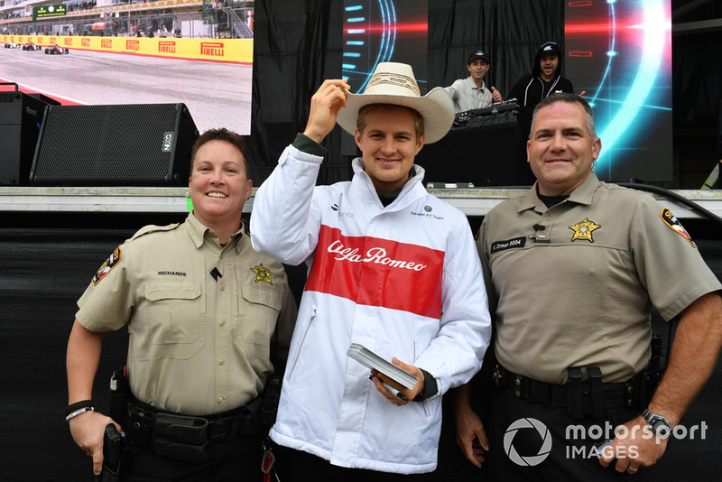 Marcus Ericsson, Sauber con due ufficiali di polizia