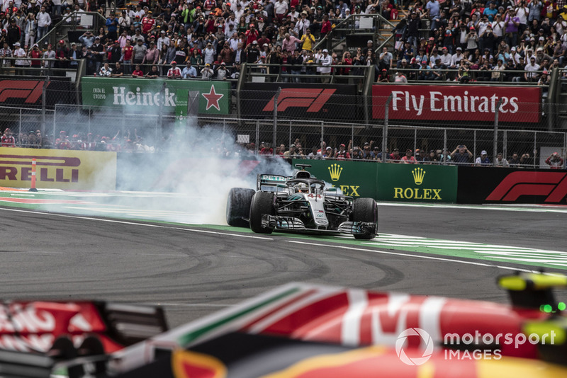 2018 F1 Dünya Şampiyonu Lewis Hamilton, Mercedes-AMG F1 W09 EQ Power+ donut yapıyor
