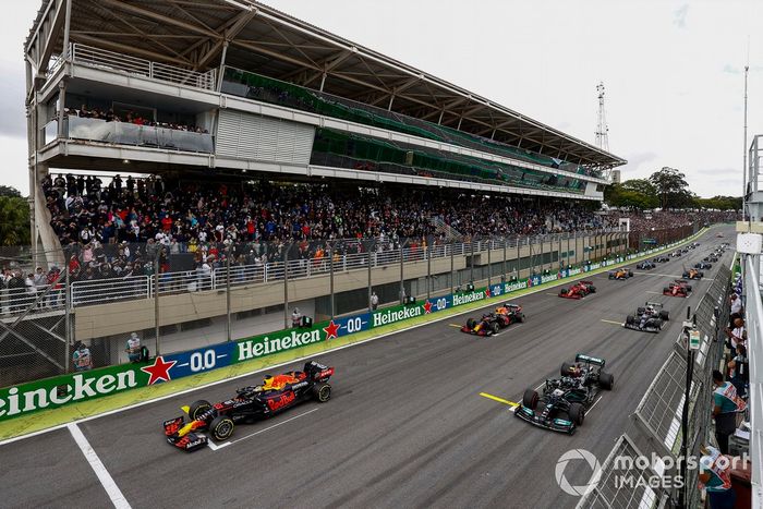 Max Verstappen, Red Bull Racing RB16B, Valtteri Bottas, Mercedes W12, Sergio Pérez, Red Bull Racing RB16B, y el resto del campo en la salida