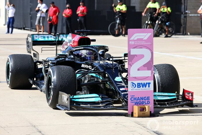 Lewis Hamilton, Mercedes W12, 2ª posición, llega al Parc Ferme