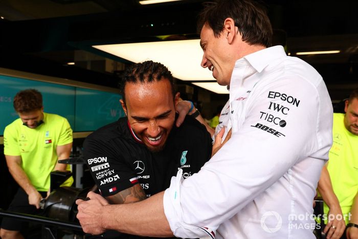 Lewis Hamilton, Mercedes, y Toto Wolff, director del equipo y consejero delegado de Mercedes AMG, celebran tras la carrera