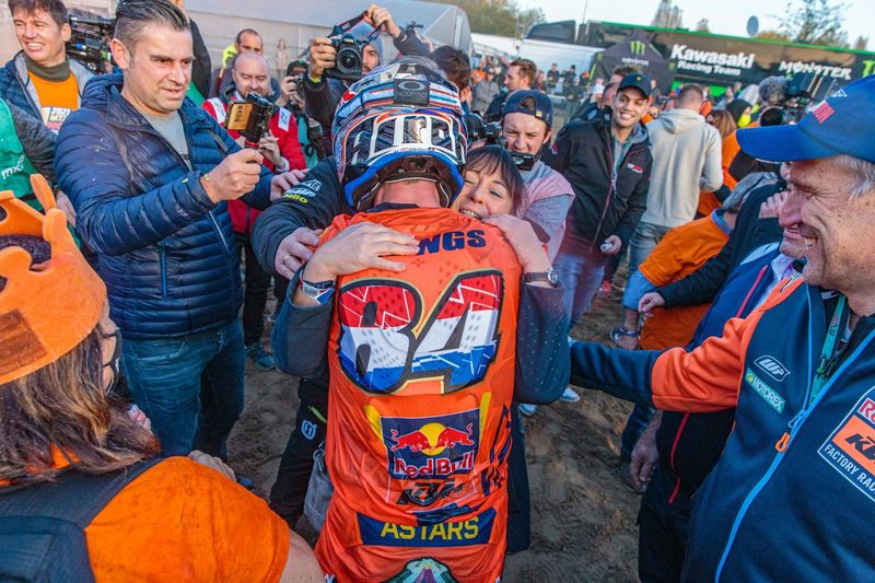 El campeón del mundo 2021 de MXGP, Jeffrey Herlings, lo celebra