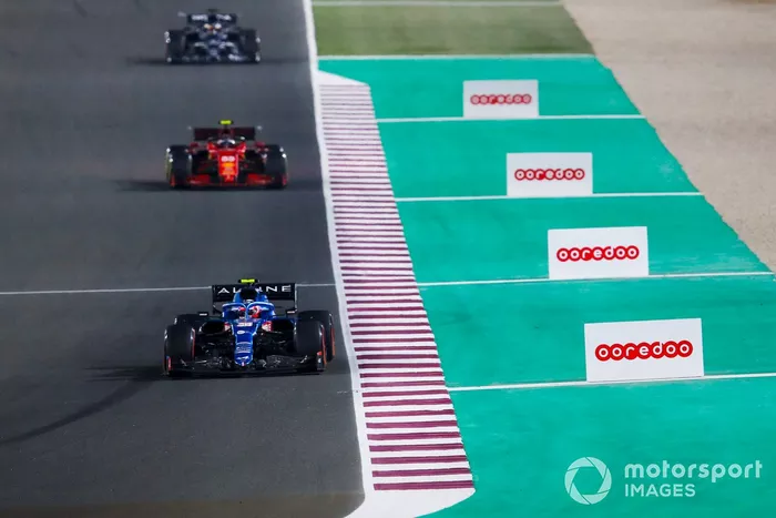Esteban Ocon, Alpine A521, Carlos Sainz Jr, Ferrari SF21, y Yuki Tsunoda, AlphaTauri AT02