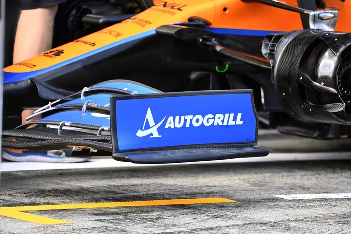 Detalle del alerón delantero del McLaren MCL35M