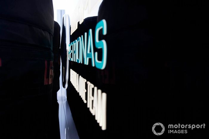 Iluminación del logo de Mercedes