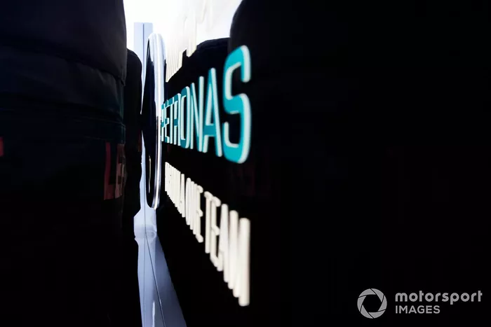 Iluminación del logo de Mercedes