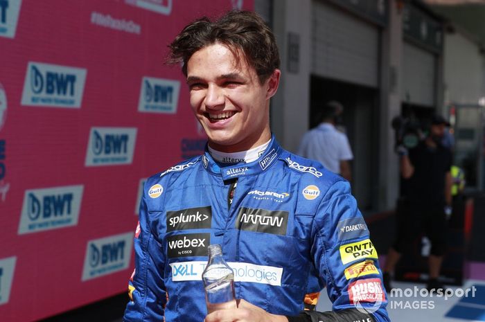 Segundo puesto Lando Norris, McLaren, celebra en Parc Ferme
