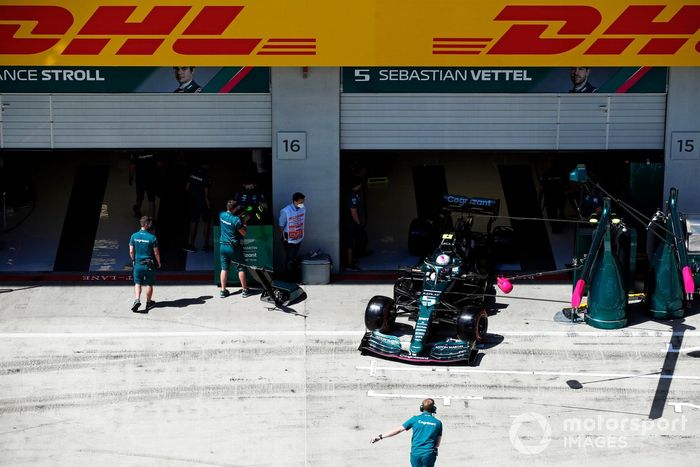 Sebastian Vettel, Aston Martin AMR21, sale del garaje