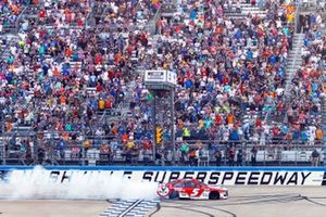 Kyle Larson, Hendrick Motorsports, Chevrolet Camaro Valvoline celebrates his win