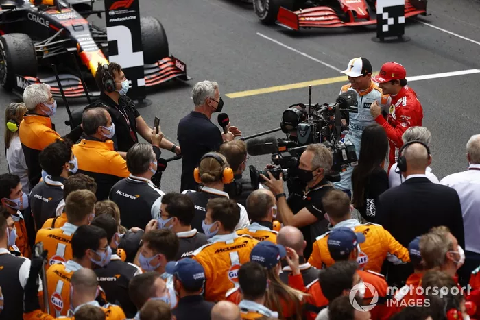 David Coulthard entrevista a Lando Norris, McLaren, tercer lugar, y a Carlos Sainz Jr., Ferrari, segundo tras la carrera