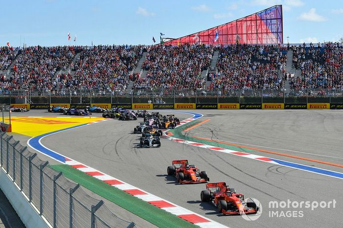 Sebastian Vettel, Ferrari SF90, precede Charles Leclerc, Ferrari SF90