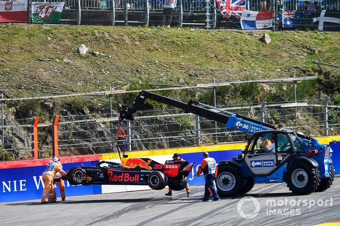 Max Verstappen Red Bull Racing RB15 danneggiato viene rimosso da una gru e dei marshal