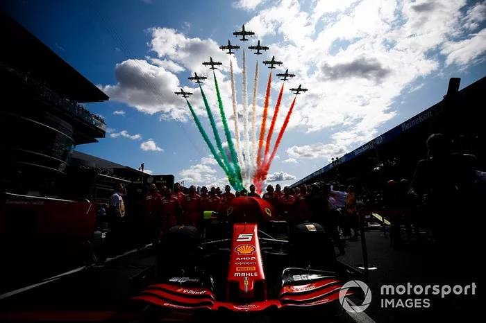 Meccanici della Ferrari con l'auto di Sebastian Vettel, Ferrari SF90
