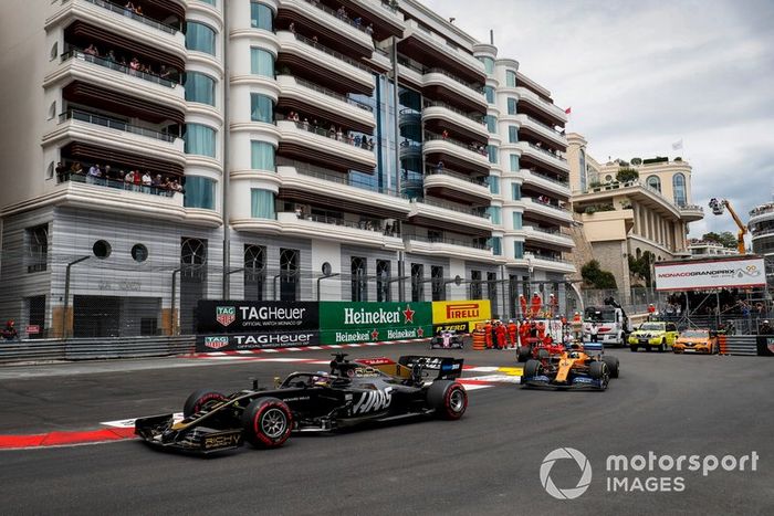 Romain Grosjean, Haas F1 Team VF-19, Lando Norris, McLaren MCL34 y Charles Leclerc, Ferrari SF90