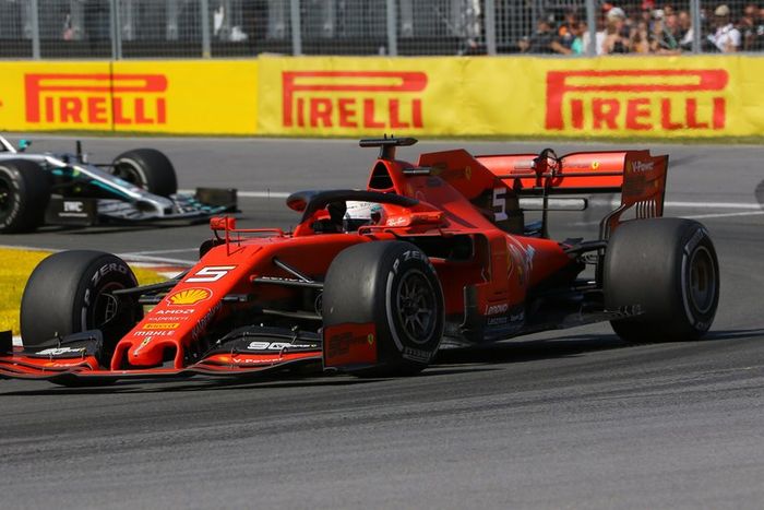 Sebastian Vettel, Ferrari SF90, lidera por delante de Lewis Hamilton, Mercedes AMG F1 W10