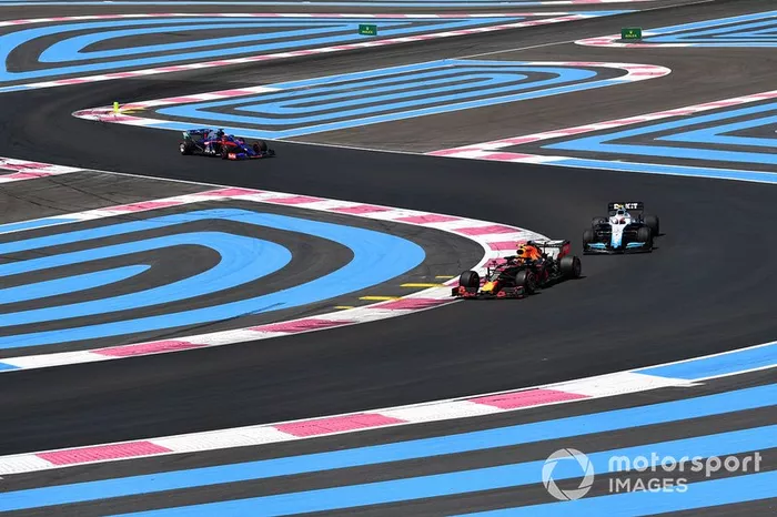 Pierre Gasly, Red Bull Racing RB15, lidera Robert Kubica, Williams FW42, y Daniil Kvyat, Toro Rosso STR14