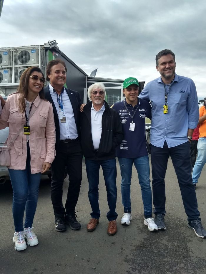 Bernie Ecclestone e Fabiana Ecclestone tiram foto com Felipe Massa