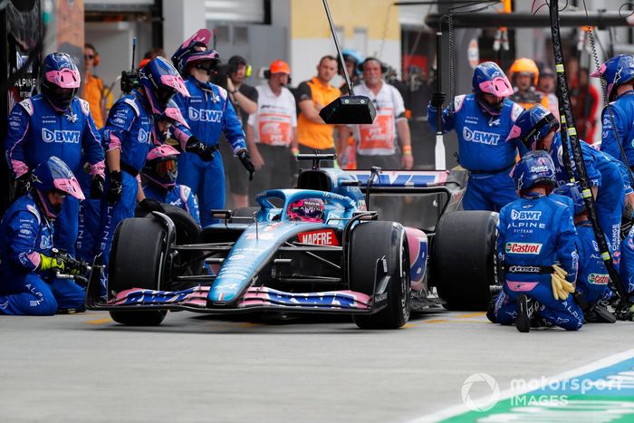 Fernando Alonso, Alpine A522, en los boxes