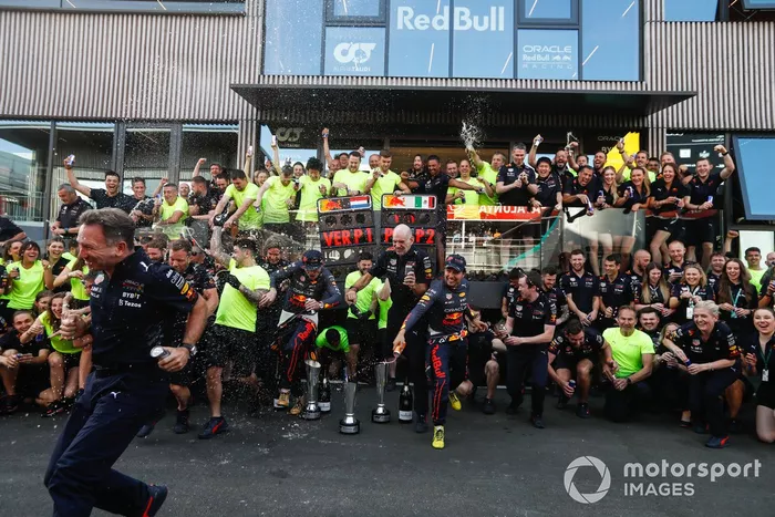 El equipo Red Bull,  Max Verstappen, Red Bull Racing, Sergio Pérez, Red Bull Racing, Adrian Newey, Jefe de Tecnología, Red Bull Racing y Christian Horner, Director del Equipo, Red Bull Racing, celebran su resultado de 1-2
