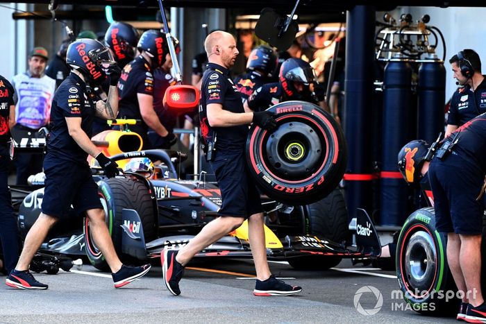 Sergio Pérez, Red Bull Racing RB18, en boxes durante la FP2