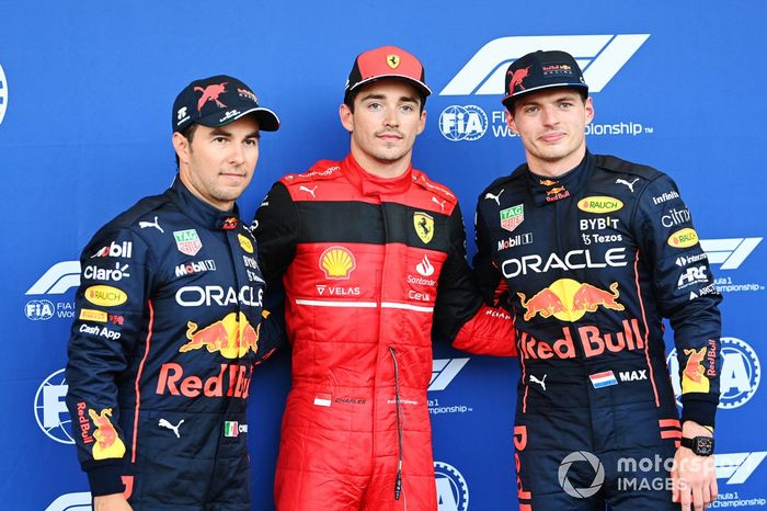 Los tres primeros clasificados: segudo Sergio Pérez, Red Bull Racing, ganador de la pole Charles Leclerc, Ferrari, tercero Max Verstappen, Red Bull Racing