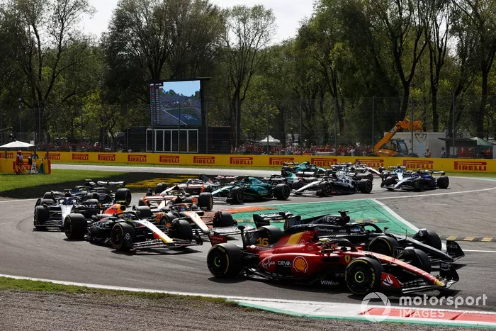 Charles Leclerc, Ferrari SF-23, George Russell, Mercedes F1 W14, Sergio Pérez, Red Bull Racing RB19, Oscar Piastri, McLaren MCL60, el resto de la parrilla en la salida.