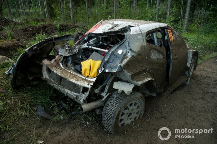 Kalle Rovanperä, Jonne Halttunen, Toyota Gazoo Racing WRT Toyota GR Yaris Rally1 tras el accidente