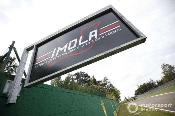 Carteles en el circuito de Imola