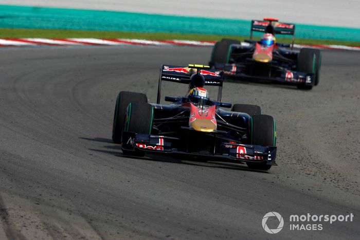 Jaime Alguersuari, Toro Rosso STR5, y Sebastien Buemi, Toro Rosso STR5