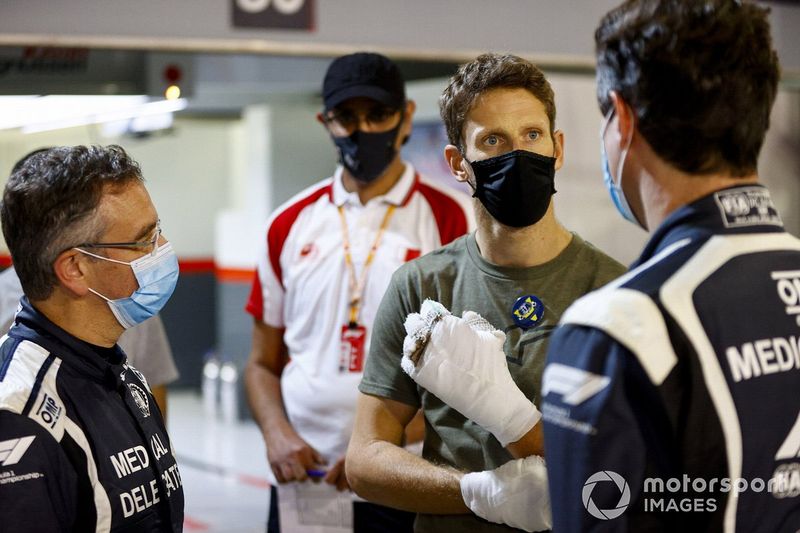 Romain Grosjean, Haas F1 se reúne con el doctor Ian Robert y el piloto del coche médico Alan van der Merwe que lo asistió en su accidente