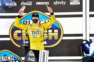 Race winner Kyle Busch, Joe Gibbs Racing Toyota