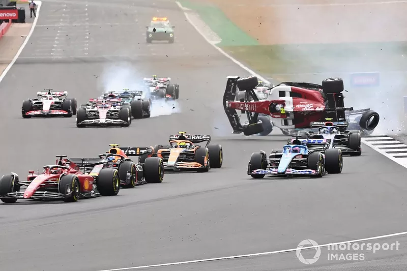 El accidente de Zhou Guanyu, Alfa Romeo C42, George Russell, Mercedes W13 en el inicio de la carrera