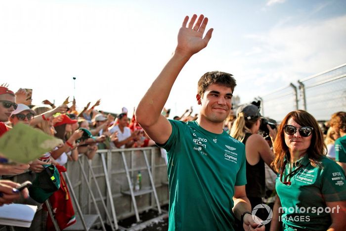 Lance Stroll, Aston Martin, saluda a los aficionados