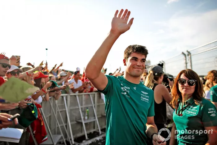 Lance Stroll, Aston Martin, saluda a los aficionados