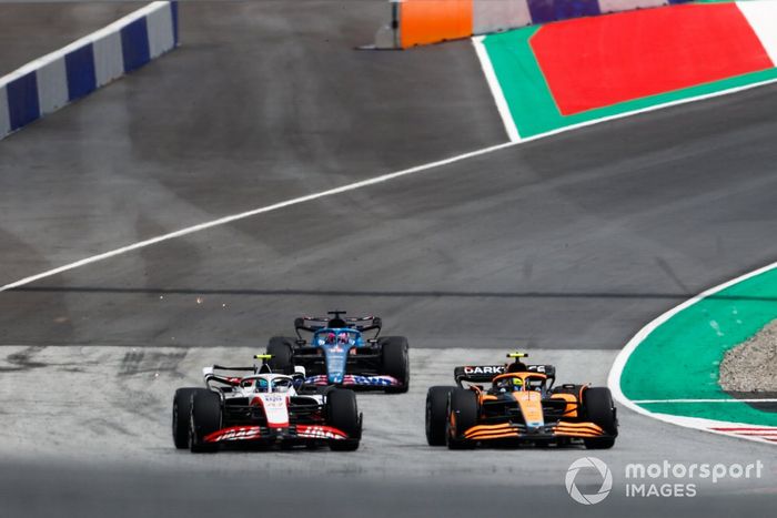 Mick Schumacher, Haas VF-22, lucha con Lando Norris, McLaren MCL36