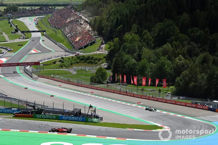 Charles Leclerc, Ferrari F1-75, Lewis Hamilton, Mercedes W13
