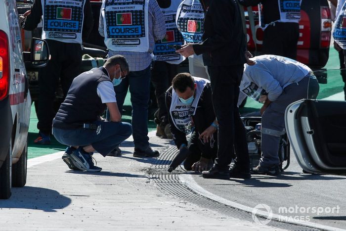 Michael Masi, Director de Carrera y la FIA arreglan una alcantarilla