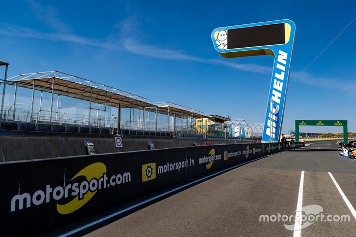 Cartel de Motorsport.com en Le Mans