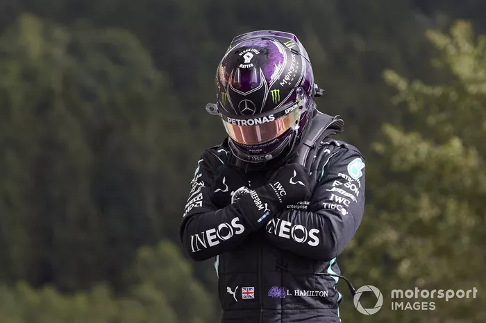 Ganador de la pole Lewis Hamilton, Mercedes-AMG Petronas F1, cebra con un homenaje al actor Chadwick Boseman en Parc Ferme