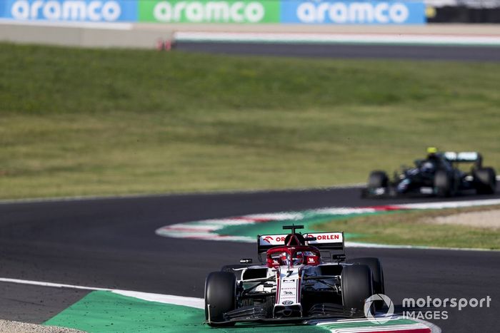 Kimi Raikkonen, Alfa Romeo Racing C39, Valtteri Bottas, Mercedes F1 W11