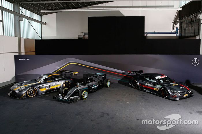 Mercedes AMG F1 Team W07 con los autos DTM
